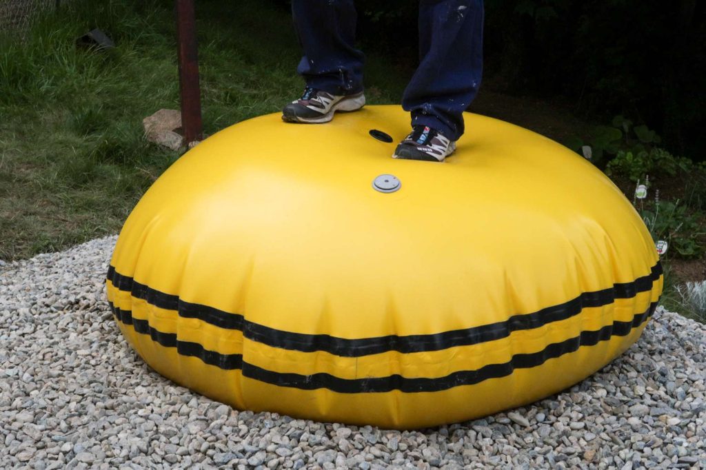 Vescica sferica gialla per lo stoccaggio di acqua piovana