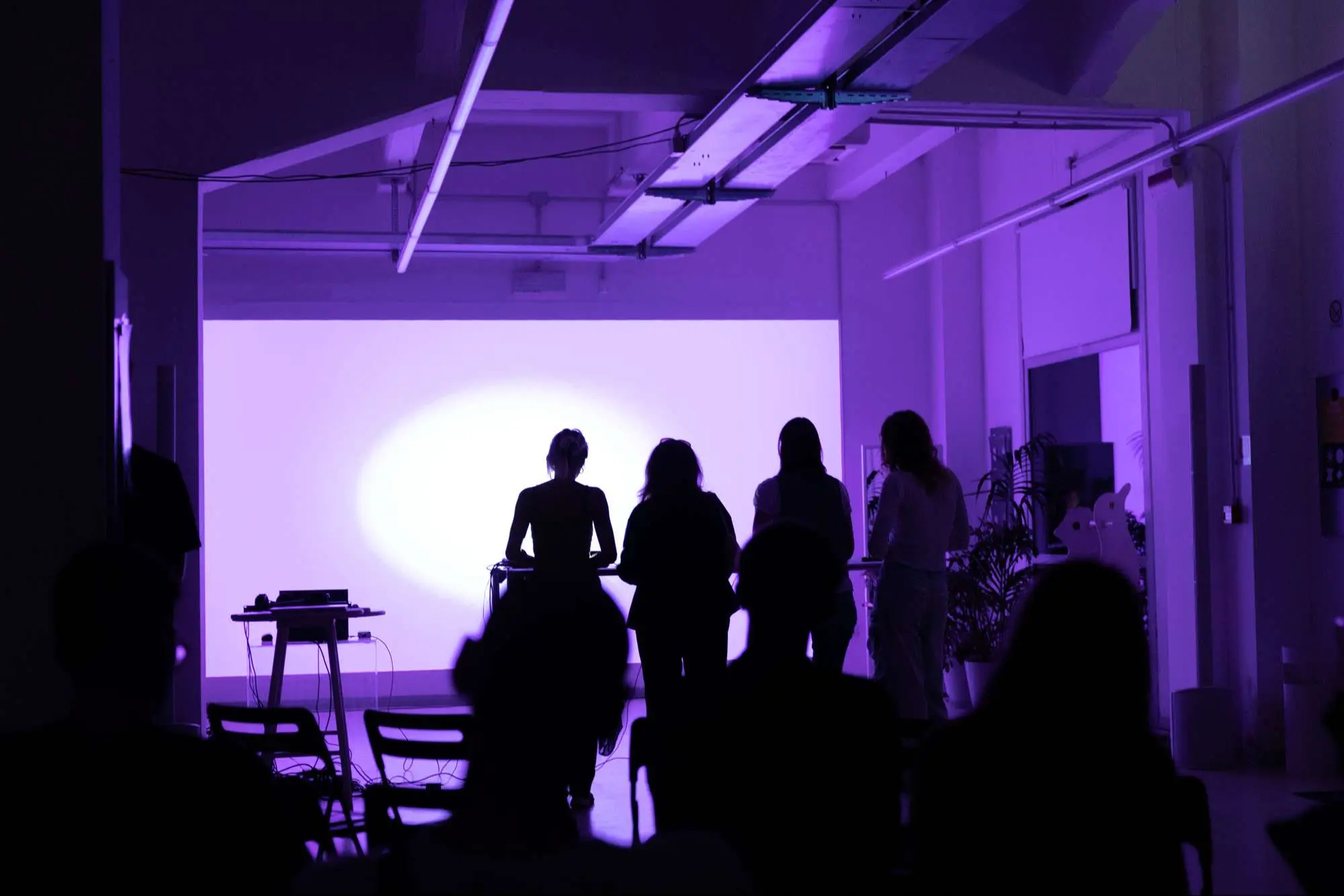 Performance audiovisiva con proiettori e jam session live
