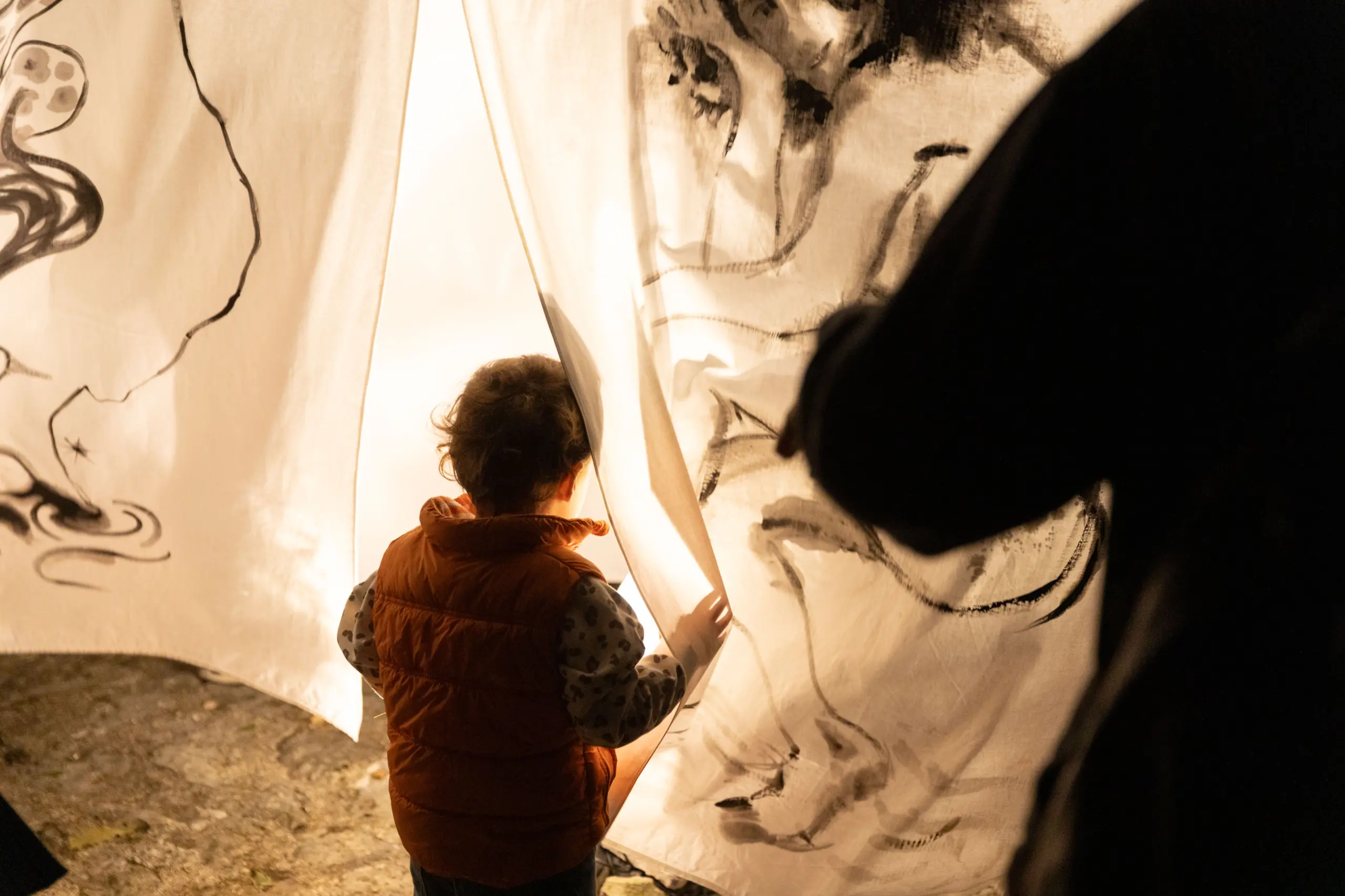 Bambino scopre l'installazione Il cerchio delle agane